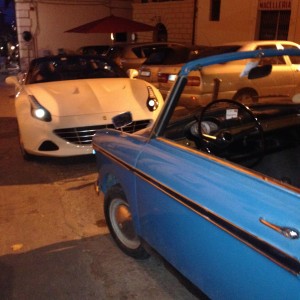 Fiat 500 Bianchina cabriolet versus Ferrari