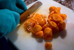 making-peperoncino-marmelade-slicing-the-peperoncino