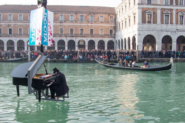 Zanarella piano player in the air Venice water